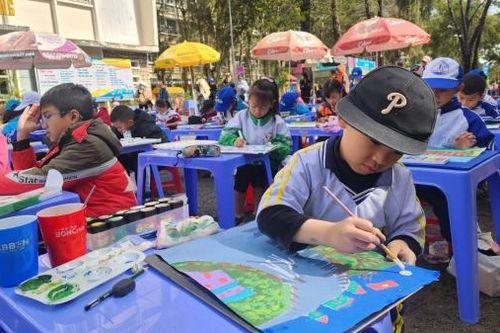 Thiếu nhi Đà Lạt vẽ tranh chào mừng Festival Hoa