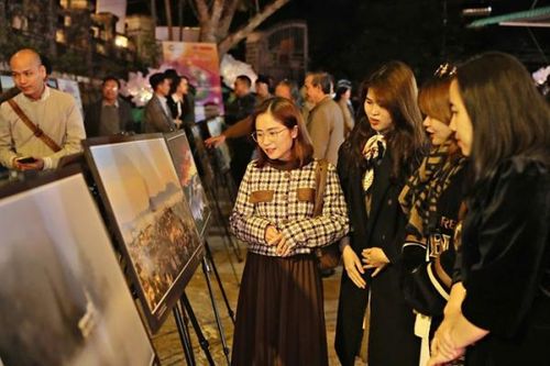 Triển lãm nghệ thuật Những sắc màu thành phố Ngàn Hoa