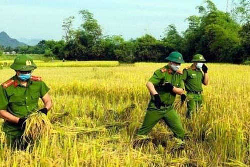 Công an xã gần dân, giúp dân trong hoạn nạn