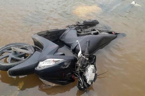 Nam thanh niên tử vong dưới kênh nước bên chiếc xe máy bị hỏng