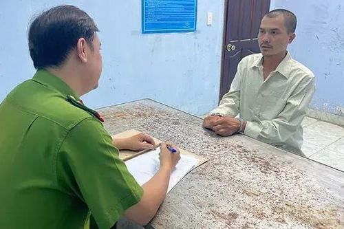 Bắt lái xe lao nhanh trên đường dù có người bám kính