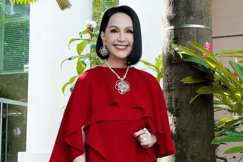 Diễm My rạng rỡ đón tuổi 62