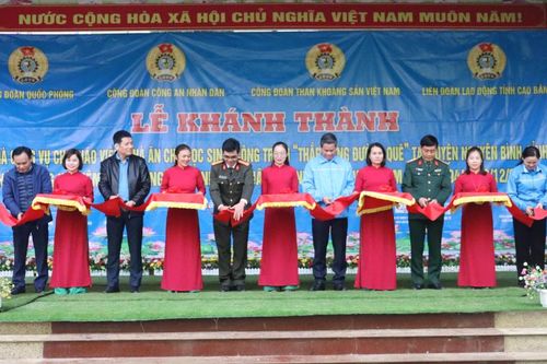 Khánh thành công trình 'Thắp sáng đường quê' và nhà công vụ tại huyện Nguyên Bình