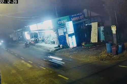 Điều tra vụ nam thanh niên chạy xe máy tông vào trụ điện tử vong