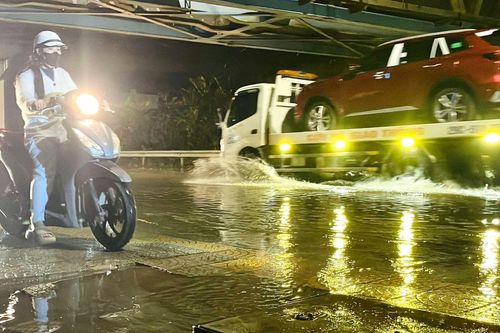 Khổ sở lội nước trên đường hơn 700 tỷ dù trời không mưa: Chủ đầu tư lý giải