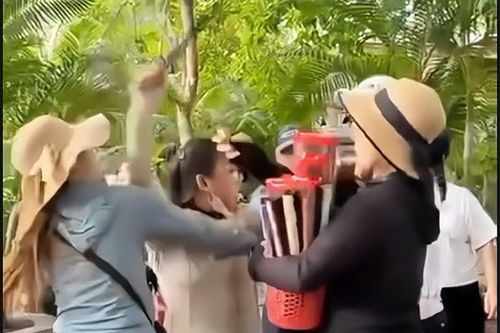 Xử lý 3 người bán hàng rong ở Nha Trang xô xát với du khách