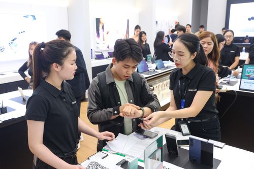 Cạnh tranh với Apple, Samsung tiếp cận khách từ trung tâm thương mại