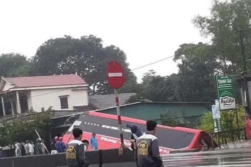 Xe giường nằm lao lên lề đường rồi lật nghiêng, hành khách may mắn thoát chết