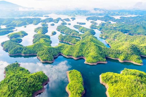 Hồ nước nào được ví như 'Vịnh Hạ Long giữa Tây Nguyên'?