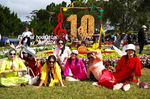 Du khách đổ xô tới Festival hoa Đà Lạt 2024 dịp cuối tuần