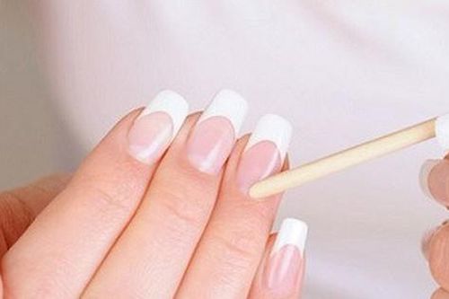 Nhặt da, sơn sửa nhiều có làm móng tay nhanh hỏng?