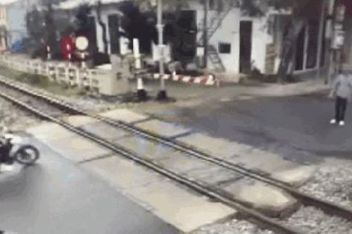 Băng qua đường tàu như 'tự sát', người đi xe máy gặp tai nạn thương tâm