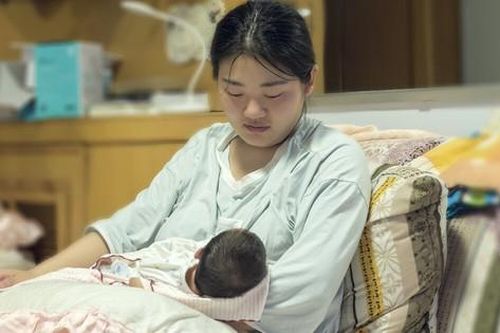 Mẹ chồng hỏi con dâu mới sinh 'Vết mổ lành chưa?', tôi chưa kịp cảm động đã điếng người với câu chốt phía sau: Bảo sao mà con ruột cũng chẳng ưa
