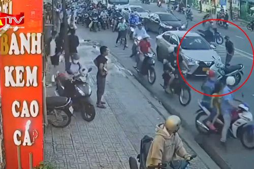 Tạm giữ đối tượng đập phá ô tô khi va chạm giao thông