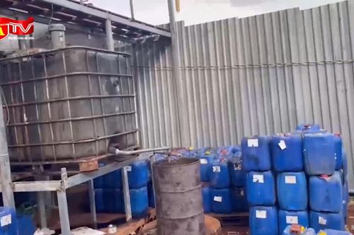 Đột kích cơ sở tái chế dầu nhớt thải giữa rừng cao su