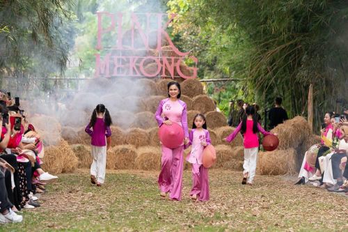 'Người đẹp Tây Đô' Việt Trinh gây bất ngờ khi tái xuất diễn thời trang