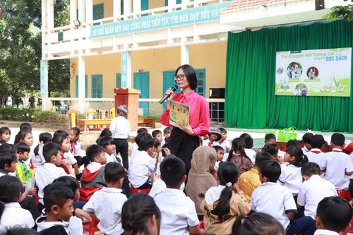 Đại sứ văn hóa đọc Phương Huyền về vùng sâu trao tặng tủ sách