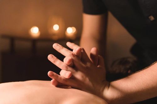 Thấy gì sau cái chết của ca sĩ Thái Lan khi đi massage cổ