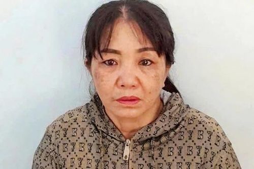 Mẹ nuôi tạt nước sôi vào con gái 12 tuổi vì làm mất vé số