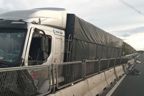 Dải phân cách bê tông cốt thép đúc sẵn tiềm ẩn nguy cơ mất an toàn