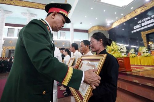 Trang trọng lễ tang 12 liệt sĩ anh dũng hy sinh trong khi thực hiện nhiệm vụ diễn tập