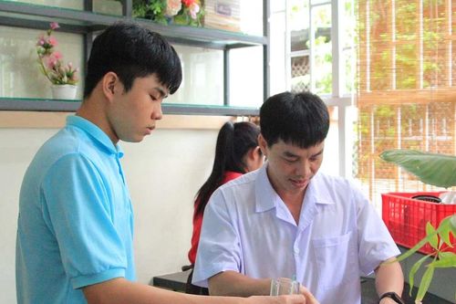 Hơi ấm từ ly cà phê do trẻ khuyết tật pha chế