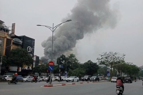 Cháy lớn tại nhà xưởng sửa chữa ô tô ở Hà Nội