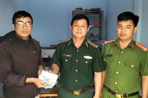 Đại úy Biên phòng nhặt được của rơi trả người đánh mất