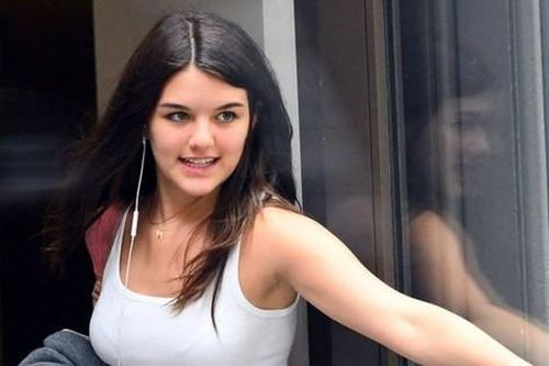 Katie Holmes chỉ trích tin tức Suri Cruise thành triệu phú