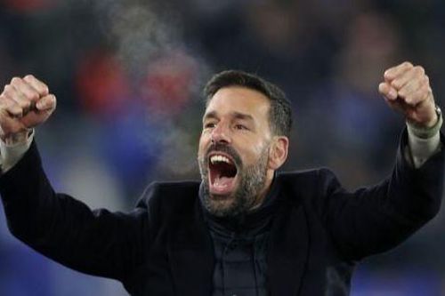 Van Nistelrooy bùng nổ cảm xúc trong trận hòa điên rồ của Leicester