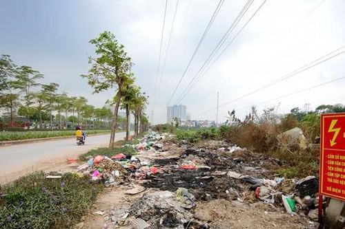 Bãi rác lộ thiên ven đường nghìn tỷ ở Hà Nội