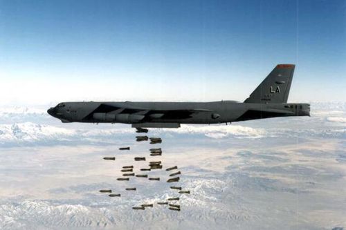 Mỹ điều 'pháo đài bay' B-52 không kích các mục tiêu ở Syria