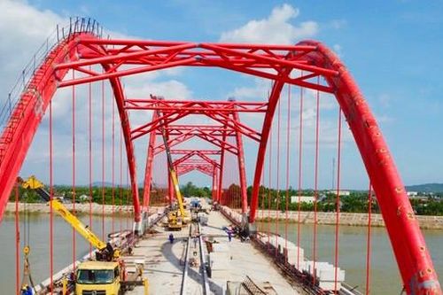 Hình hài cầu vòm thép đầu tiên ở Quảng Ngãi sẵn sàng thông xe vào cuối năm