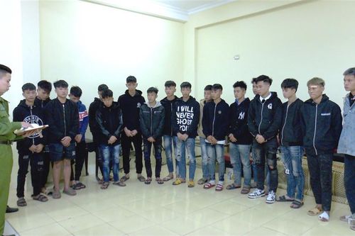 Triệu tập nhóm 'quái xế' dùng dao, kiếm chặt biển số xe người đi đường