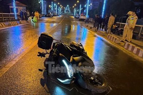 Đâm xe máy vào dải phân cách ở Hòa Bình, hai người Hàn Quốc thương vong
