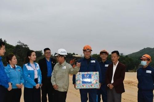 Thăm, tặng quà đội tình nguyện hỗ trợ giải phóng mặt bằng phục vụ dự án cao tốc