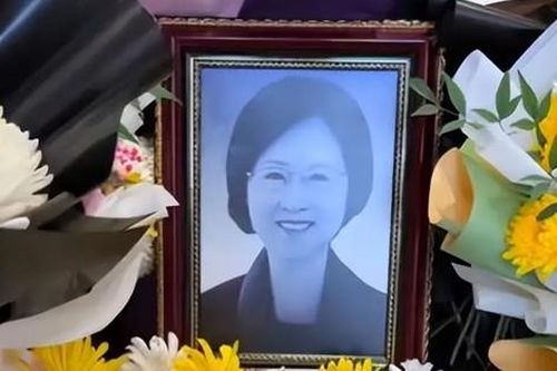 Dòng người đội mưa đến lễ tang nhà văn Quỳnh Dao