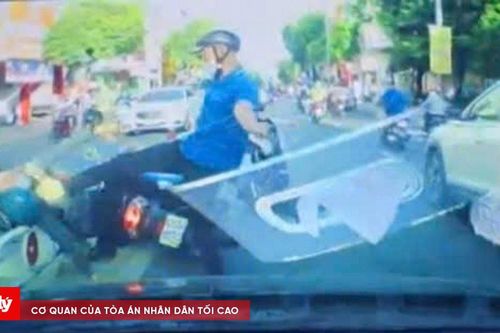 Nam thanh niên đấm, đạp vào mặt người khác sau va chạm giao thông