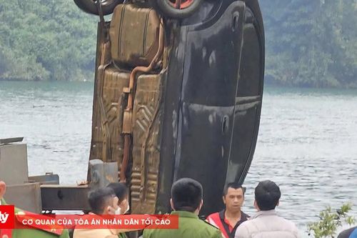 Người đàn ông tử vong trong xe ô tô rơi xuống sông Đà