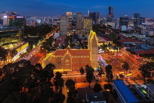 Nhà thờ Đức Bà rực rỡ trong đêm, người dân TPHCM đổ ra đường trước Noel