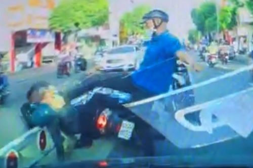 Truy tìm người đàn ông ép xe, đánh người dã man giữa phố TPHCM