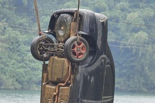 Phát hiện thi thể nam giới trong ô tô rơi xuống lòng hồ Hòa Bình