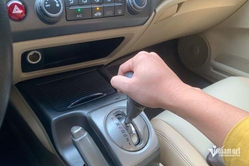 Dừng đèn đỏ, nên chuyển sang số N hay vẫn để D và đạp phanh?
