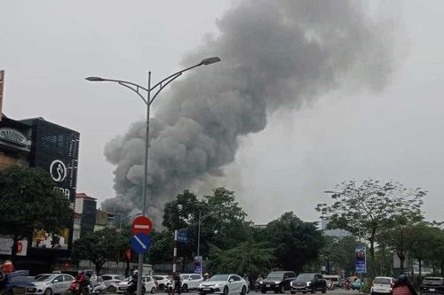 Hà Nội: Cháy nhà ở phố Võ Thị Sáu, nhiều người tại các xưởng kế bên tháo chạy