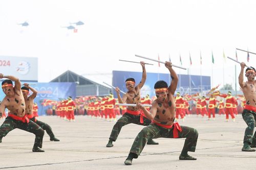 Tiêm kích nhào lộn trên trời Hà Nội, đặc công phô diễn võ thuật dưới đất