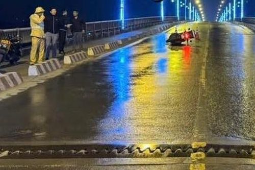 2 người Hàn Quốc đâm xe vào dải phân cách cầu Hòa Bình, 1 người tử vong tại chỗ