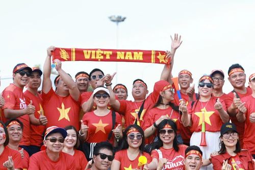 CĐV Việt Nam nhuộm đỏ Vientiane tiếp lửa thầy trò Kim Sang Sik