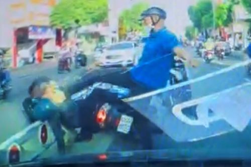 Tạm giữ đối tượng ép xe, đánh người túi bụi giữa đường ở TPHCM