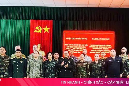 Đoàn công tác Học viện Quốc phòng tham quan thực tế tại Bộ CHQS Hà Tĩnh