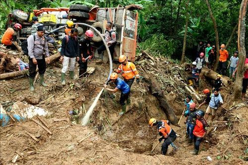 Lũ lụt và lở đất gây thiệt hại nặng nề ở Indonesia